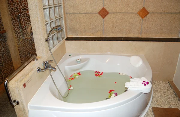 Bathroom with flowers at the luxury villa, Phuket, Thailand — Stock Photo, Image