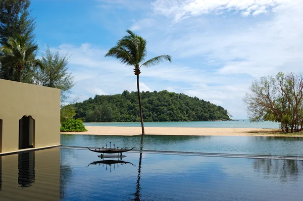 Palmboom op het strand en zwembad, phuket, thailand — Stockfoto
