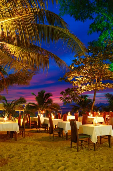 Restaurante al aire libre en la playa al atardecer, Phuket, Tailandia —  Fotos de Stock