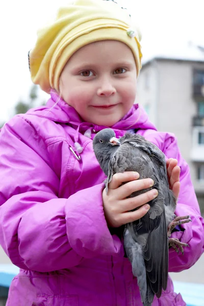 Dívka a holubice. — Stock fotografie