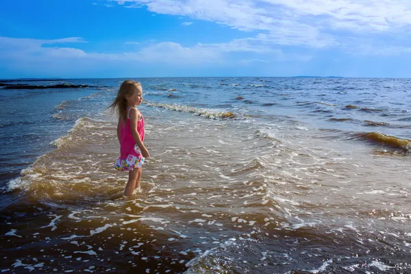 Kız ve deniz. — Stok fotoğraf