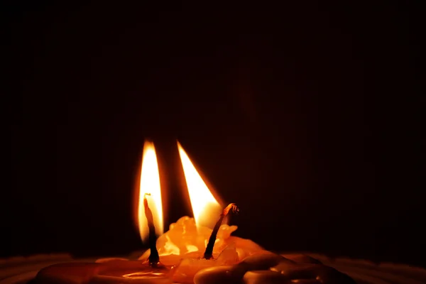 Twee brandende kaarsen — Stockfoto