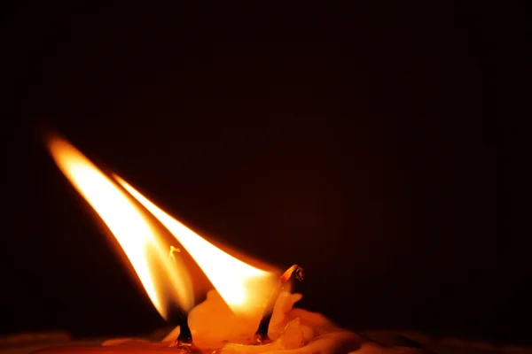 Dwa płomienie świec — Zdjęcie stockowe