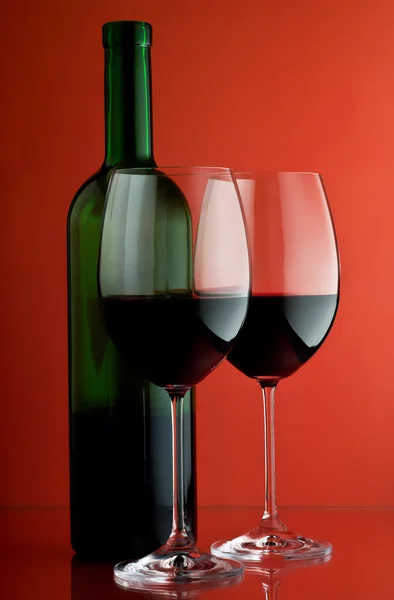 Due bicchieri da vino e bottiglia — Foto Stock
