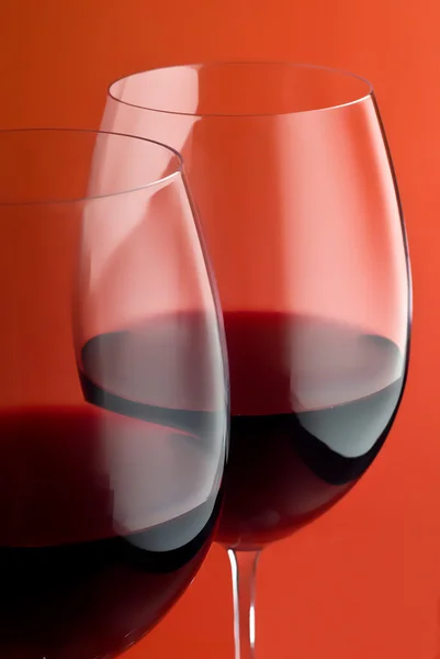 2 つの赤ワイングラス — ストック写真