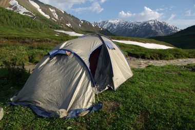 turist çadırda bir dağ manzarası