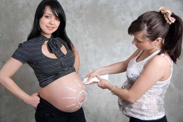 Twee gelukkige zwangere meisje in de studio — Stockfoto