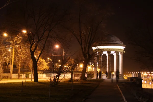 Ciudad provincial de noche en Rusia — Foto de Stock
