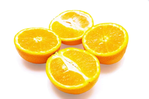 Beyaz zemin üzerine soyulmuş portakal dilimleri — Stok fotoğraf