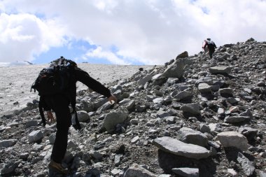 dağlarda yürüyüş yapanlar