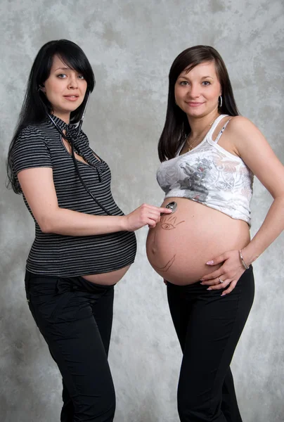 Deux filles enceintes heureuses dans le studio — Photo