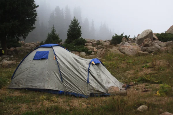 在一个山风景旅游帐篷 — 图库照片