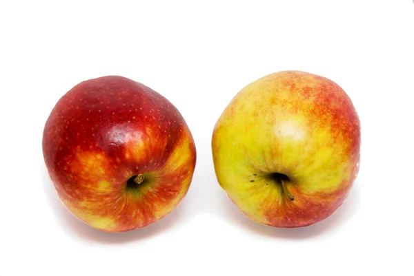 Äpplen isolerat på den vita bakgrunden — Stockfoto