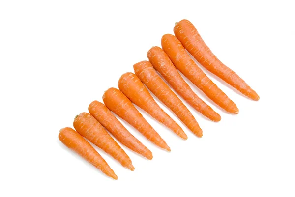 Cenouras frescas isoladas sobre um fundo branco — Fotografia de Stock