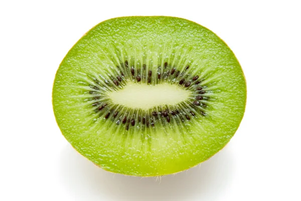 Frisch geschnittene Kiwi auf weißem Hintergrund — Stockfoto