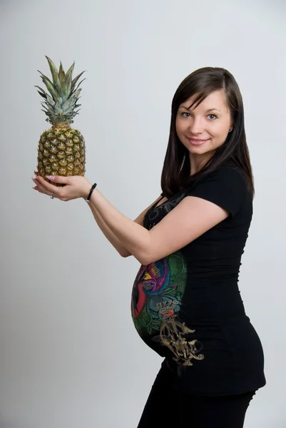 Une femme enceinte avec des fruits sur fond blanc — Photo