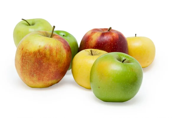 Grupo de frutas frescas de manzana sobre fondo blanco —  Fotos de Stock