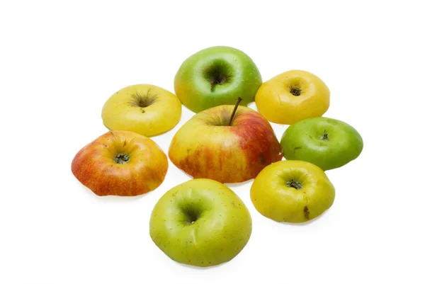 Fette di mela isolate su uno sfondo bianco — Foto Stock