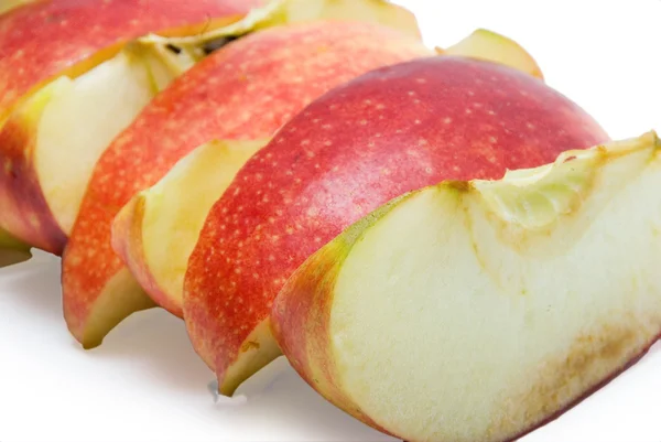 Gesneden rode appel solated op de witte achtergrond — Stockfoto