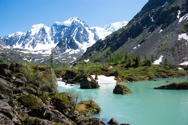 Гірське озеро у фоновому режимі з високу гору — стокове фото