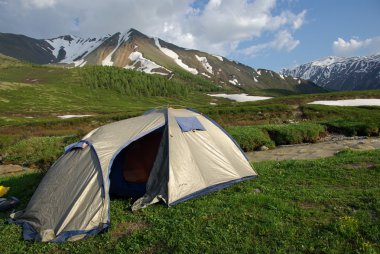 turist çadırda bir dağ manzarası