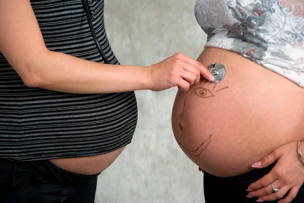 Dois feliz menina grávida no estúdio — Fotografia de Stock