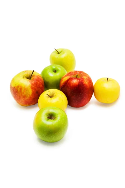 Manzanas mixtas aisladas sobre fondo blanco —  Fotos de Stock