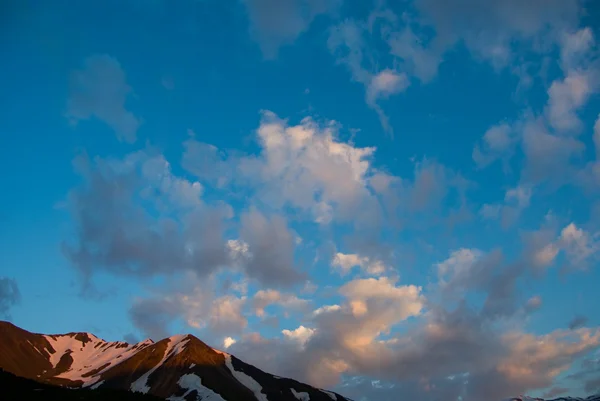Wieczorne niebo w górach — Zdjęcie stockowe