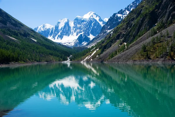 Гірське озеро у фоновому режимі з високу гору Ліцензійні Стокові Фото