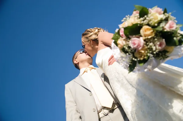 結婚式のペアのキス — ストック写真