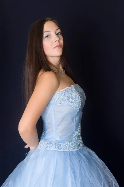 Mavi elbiseli kız. — Stok fotoğraf