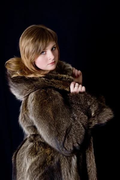 La chica con un abrigo de piel — Foto de Stock
