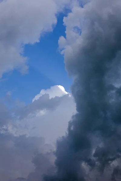 Solar beam bland molnen — Stockfoto