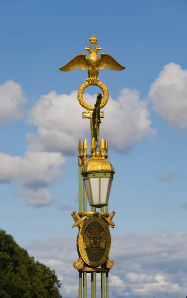 Lanterna dourada decorativa — Fotografia de Stock