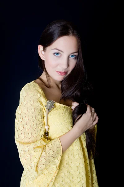 Mädchen in gelb — Stockfoto