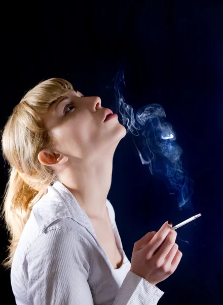 Blondin med en cigarett — Stockfoto