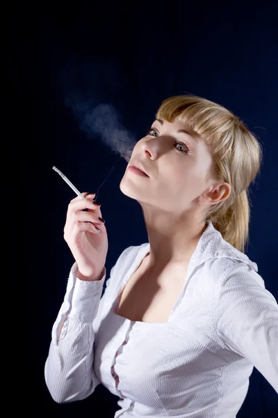Bir sigara ile sarışın — Stok fotoğraf