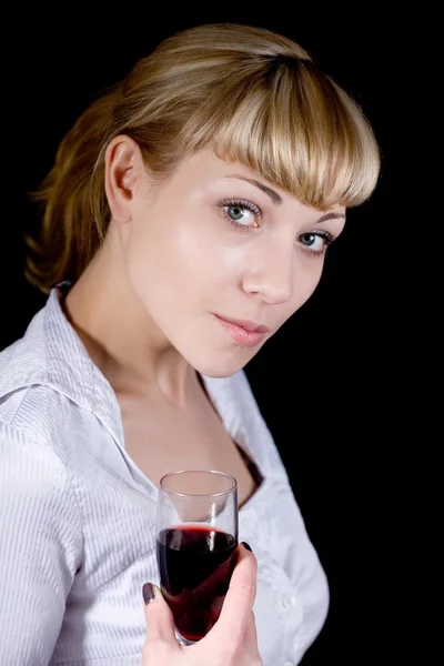 Blondynka przy lampce czerwonego wina — Zdjęcie stockowe