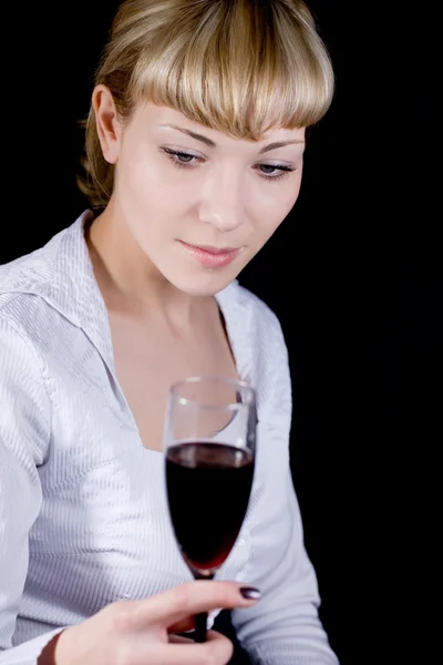 Loira com um copo de vinho tinto — Fotografia de Stock