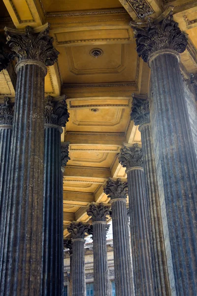 Zwischen den Säulen — Stockfoto
