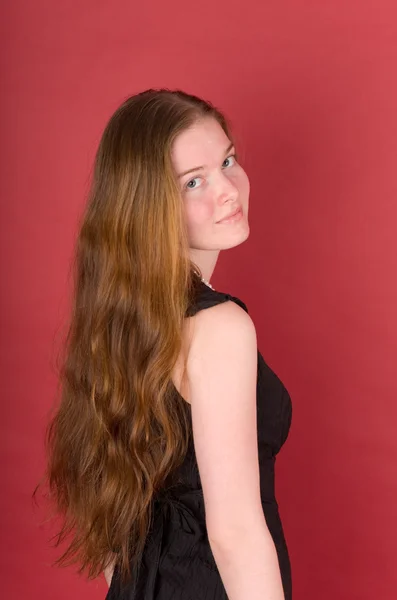 Meisje op een rode achtergrond — Stockfoto