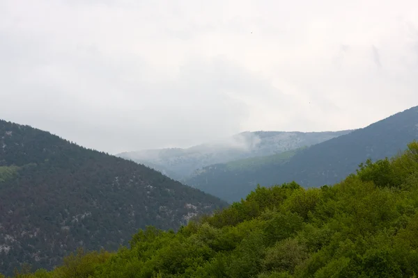 Wolken in den Bergen — Stockfoto