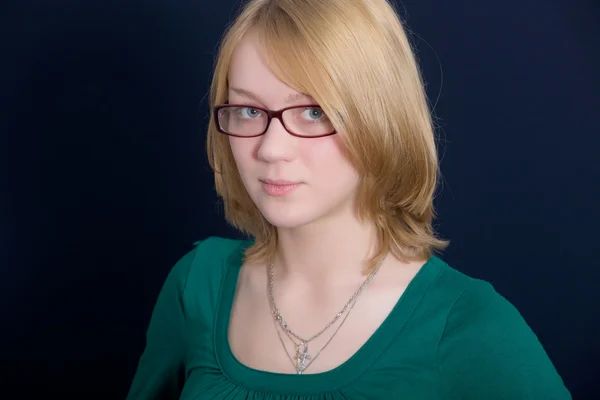 Sympatyczna blondynka w okularach — Zdjęcie stockowe