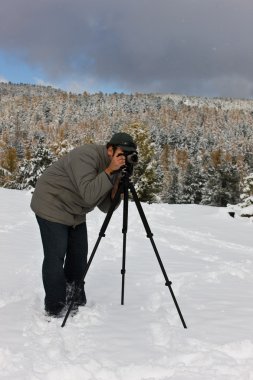 fotoğrafçı bir tripod ile