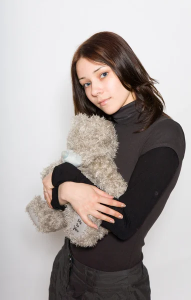 Flicka som håller en nallebjörn i famnen — Stockfoto