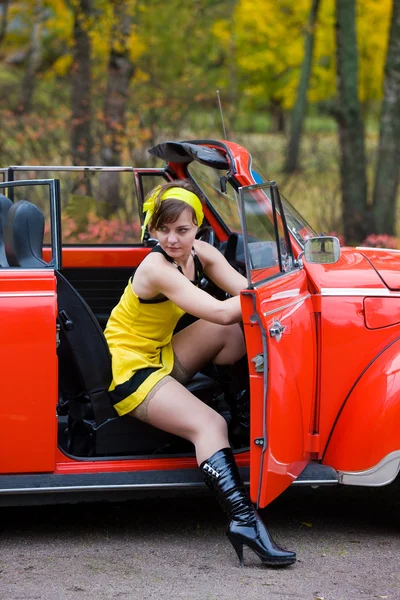Meisje in een retro auto — Stockfoto