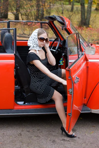 Girl in old retro car — Stock Photo, Image