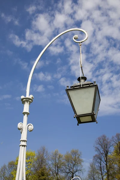 Linterna moderna en el parque — Foto de Stock