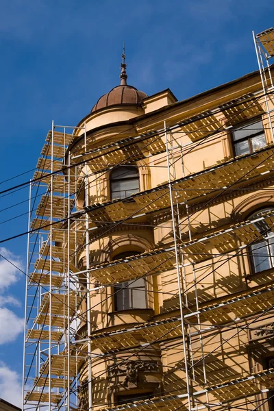 Renovação de uma fachada — Fotografia de Stock
