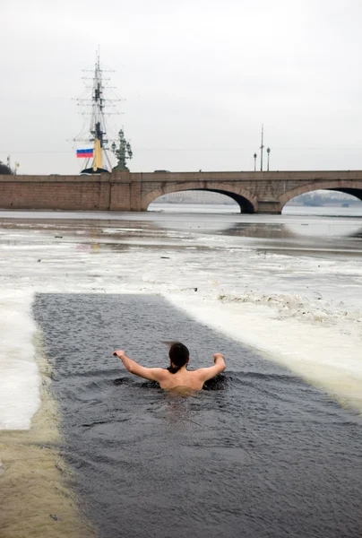 The winter-swimmer at the Peter and Paul Fortress — Stock Photo, Image